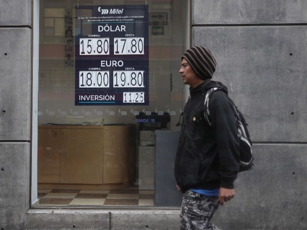Cotización del dólar en una sucursal bancaria en la Ciudad de México. Foto Yazmín Ortega Cortés / Archivo