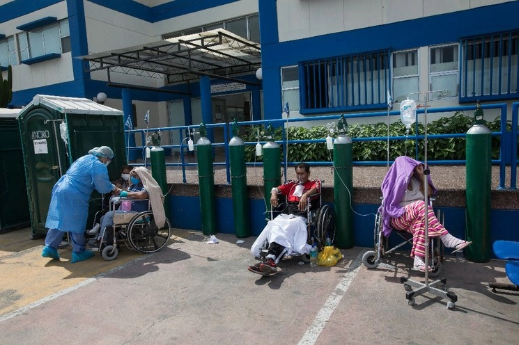 Pacientes con coronavirus internados en un hospital de Lima. Foto Ap