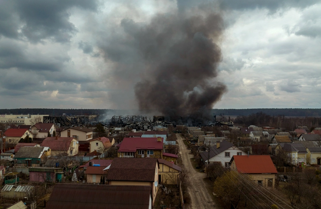 La ciudad de Irpín a las afueras de Kiev es bombardeada por las tropas rusas, el 6 de marzo de 2022. Foto Ap