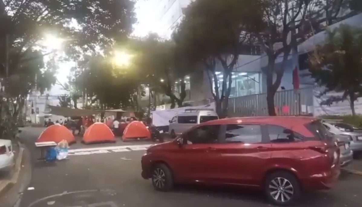 Integrantes del SIINTS realizaron un bloqueo a las afueras de las instalaciones de Sader. Imagen tomada de video compartido en la cuenta de X 