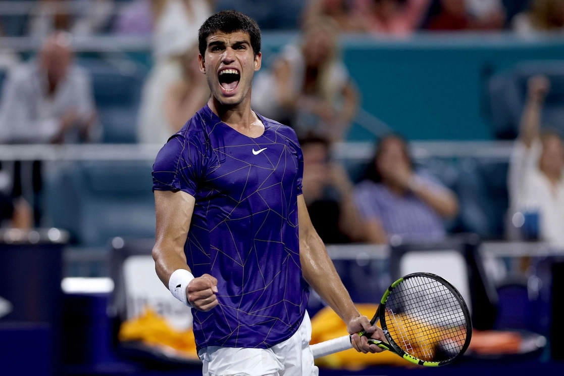 El español Carlos Alcaraz destronó en tres sets al vigente campeón del Masters 1000 de Miami, el polaco Hubert Hurkacz. Foto Afp 
