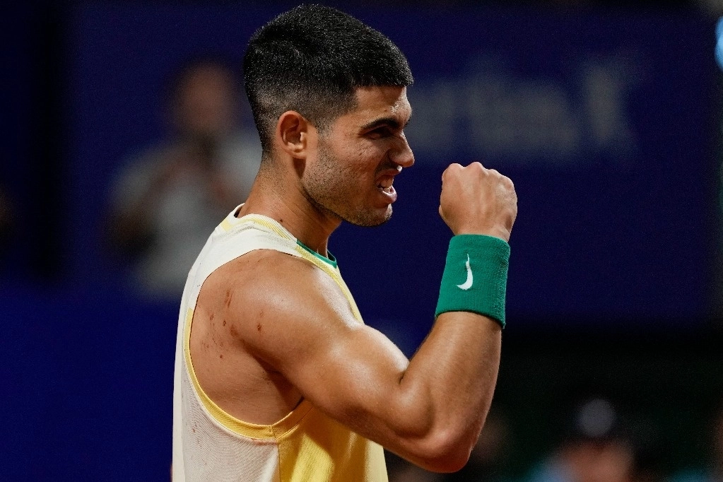Carlos Alcaraz, de España, celebra ganar un partido de tenis del Abierto de Argentina ATP contra el argentino Camilo Carabelli, 15 febrero 2024. Foto Ap