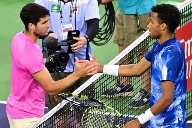 Alcaraz, segundo en el ranking de la ATP, al fin pudo batir a Auger-Aliassime, décimo del mundo, por doble 6-4, con lo que selló su regreso a las semifinales de este prestigioso torneo. Foto Afp