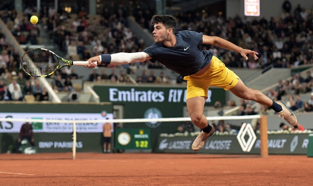 Pese a un momento de relajación que le hizo perder el tercer set, el español Carlos Alcaraz se clasificó a tercera ronda en Roland Garros tras ganar 6-3, 6-4, 2-6 y 6-2 al neerlandés Jesper De Jong, el 29 de mayo de 2024. Foto Afp