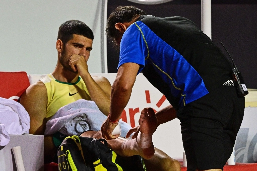 El tenista español Carlos Alcaraz dijo que jugará el amistoso contra su compatriota Rafael Nadal en Las Vegas y el Masters 1000 de Indian Wells en marzo, debido a que la lesión que lo sacó del Abierto de Río lo tendrá de baja apenas por "unos días". La imagen, del 20 de febrero de 2024. Foto Afp