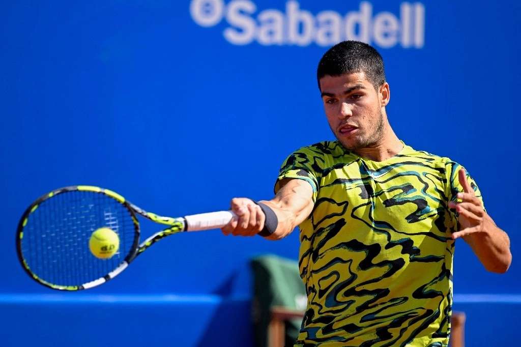 El español Carlos Alcaraz logró eliminar a su compatriota Roberto Bautista por 6-3, 7-5 en el torneo ATP 500 de Barcelona. Foto Afp