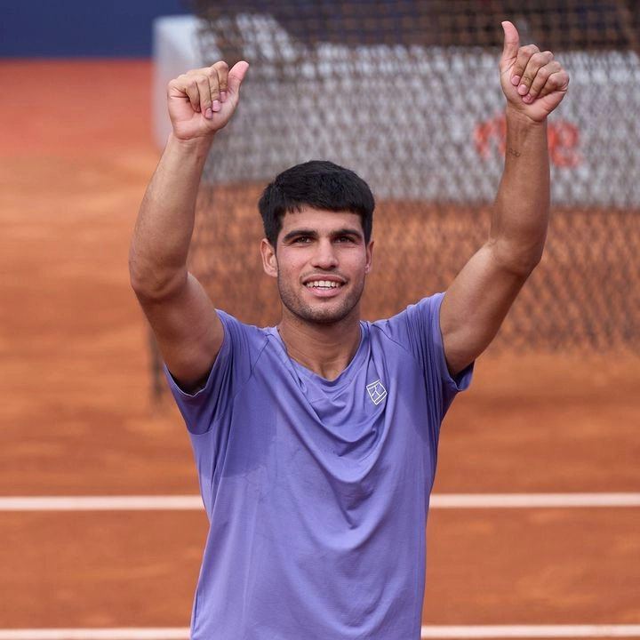 El tenista español, Carlos Alcaraz, se impuso al australiano, Alex de Miñaur, en cuartos de final del Trofeo Conde de Godó con sets de 7-5 y 6-3. Foto Tomada de X 
