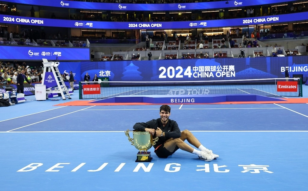 Carlos Alcaraz derrotó al italiano Jannik Sinner para conquistar el ATP 500 de Pekín, el 16º torneo de la carrera del español, el 2 de octubre de 2024. Foto Xinhua