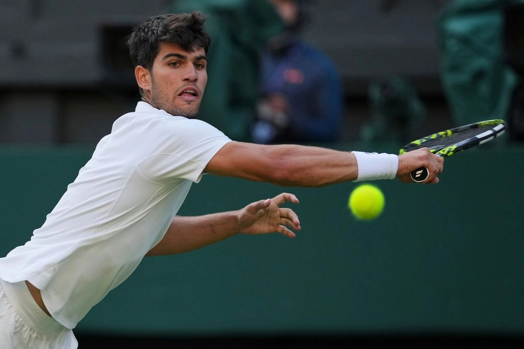 "Ha sido estresante. Siendo sincero, he sufrido en cada juego hoy con mi servicio", dijo Carlos Alcaraz tras el partido ante el alemán Jan-Lennard Struff, el 4 de julio de 2025. Foto 