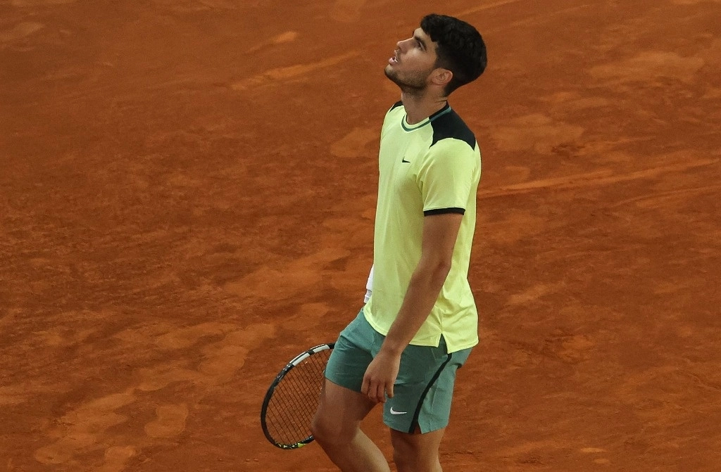 "Sentí dolor después de jugar en Madrid, molestias en mi brazo. Hoy me he hecho unas pruebas y tengo un edema muscular en el pronador redondo, consecuencia de mi última lesión", explicó Alcaraz. La imagen, del 1 de mayo de 2024. Foto Afp