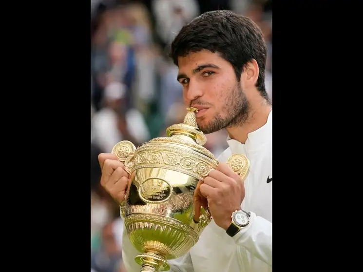 El tenista español Carlos Alcaraz, de 20 años, se sacudió un comienzo flojo y arrasó en el último tramo del partido para poner fin a la racha de 34 victorias de Novak Djokovic en el torneo inglés al vencerlo ayer por 1-6, 7-6 (8-6), 6-1, 3-6 y 6-4 en una trepidante final, adjudicándose su primer campeonato en el All England Club y la segunda corona de ‘Grand Slam’ en su carrera. “Jugar contra una leyenda es increíble”, dijo el murciano. Foto Afp 