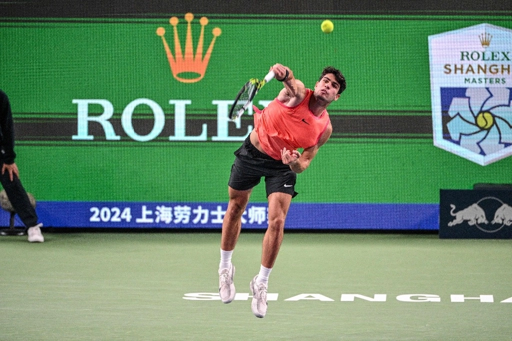 El español Carlos Alcaraz sirve al chino Wu Yibing durante su partido individual masculino en el torneo de tenis Shanghai Masters en Shanghai el 6 de octubre de 2024. Foto Afp