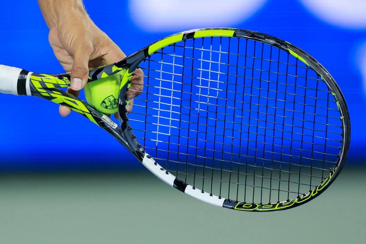 El logo del torneo se ve en una pelota mientras Carlos Alcaraz, de España, se prepara para sacar a Cameron Norrie, de Gran Bretaña, durante el Abierto Western & Southern, el viernes 19 de agosto de 2022, en Mason, Ohio. Foto 