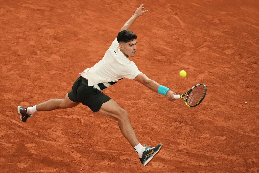 "Ha sido un gran partido. Empecé jugando bien. En el primer set tenía mucha confianza. En el segundo, él empezó a jugar mucho mejor y se mostró muy agresivo", dijo Alcaraz, el 28 de mayo de 2025. Foto 