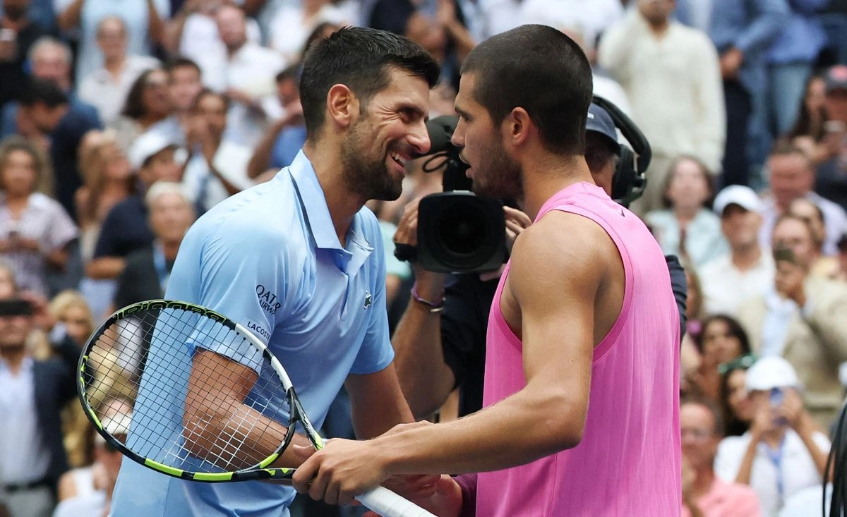 El español Carlos Alcaraz y el serbio Novak Djokovic (izq.) se abrazan en la red tras la victoria de Alcaraz en su partido de semifinales individuales masculino de tenis en el día trece del torneo de tenis US Open en el Centro Nacional de Tenis Billie Jean King de la USTA en la ciudad de Nueva York, el 5 de septiembre de 2025. Foto