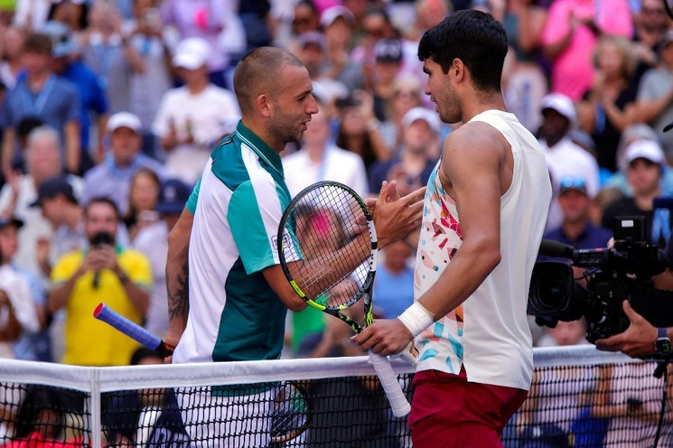 Carlos Alcaraz (derecha) y Daniel Evans se saludan luego del juego de tercera ronda del Abierto de EU. Foto Afp