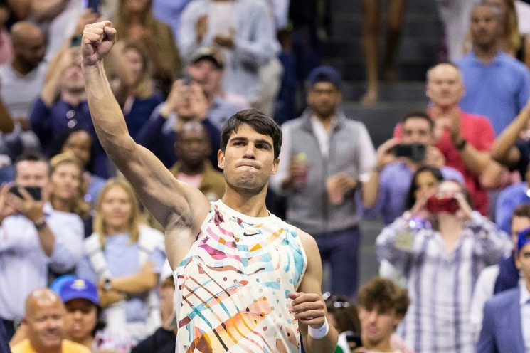 El español Carlos Alcaráz gesticula tras su triunfo. Foto Afp