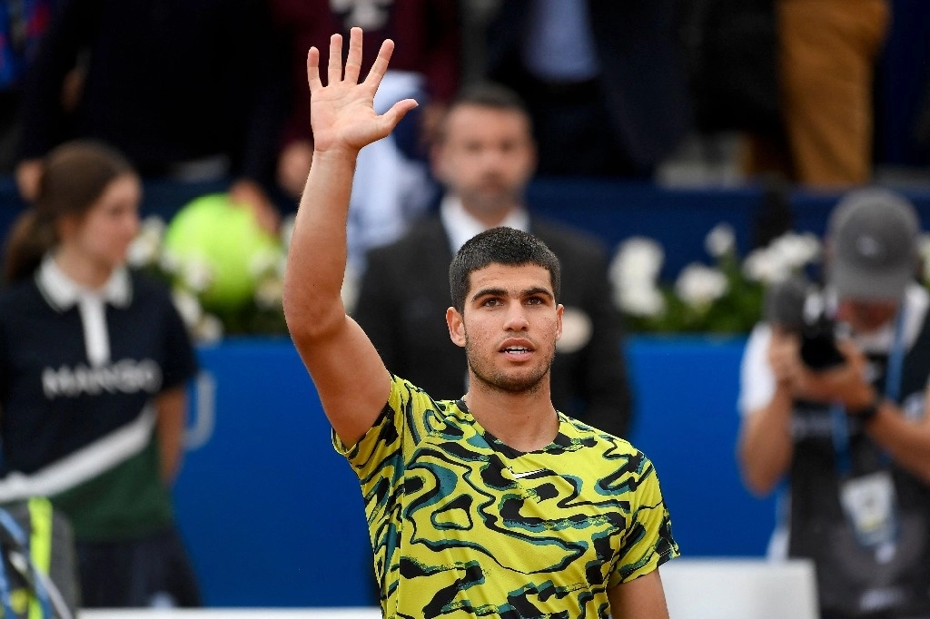 El español Carlos Alcaraz, número dos del mundo, avanzó a octavos del torneo de Barcelona tras ganar 6-3, 6-1 al portugués Nuno Borges, el 18 de abril de 2023. Foto Afp