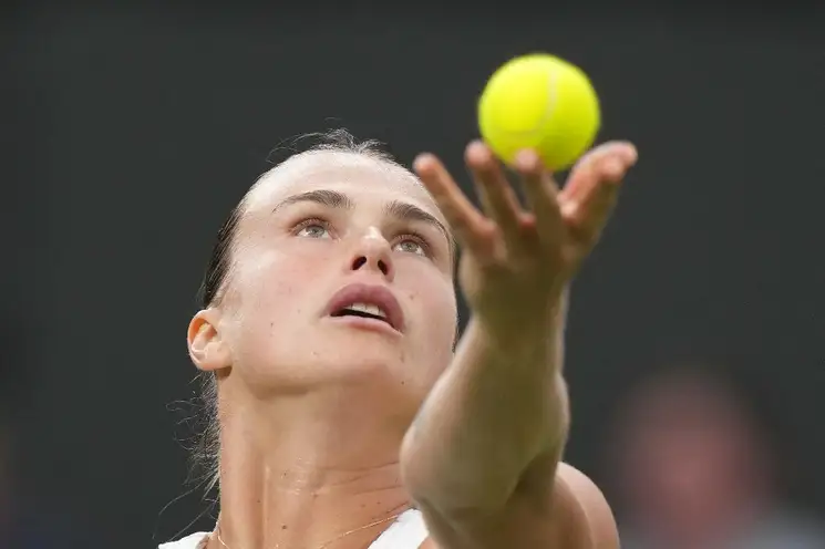 La bielorrusa Aryna Sabalenka derrotó 6-3 y 6-1 a la húngara Panna Udvardy, el 4 de julio de 2023. Foto Ap
