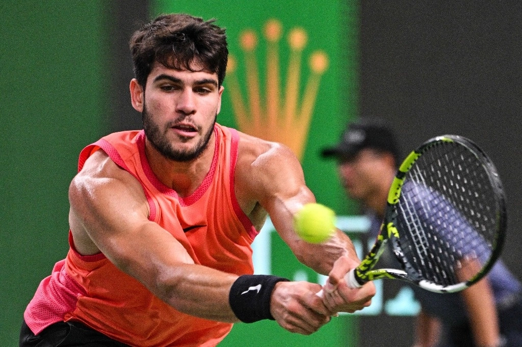 El tenista español, Carlos Alcaraz, se impuso con sets de 6-2 y 6-2 a Shang Juncheng, en el Masters 1000 de Shanghái. Foto Afp