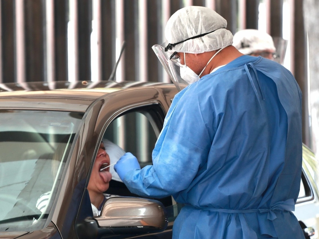 Personal médico realiza pruebas PCR para detectar Covid-19 en este autoexpress adaptado por Médica Sur, en la Ciudad de México, el 17 de diciembre de 2020. Foto Luis Castillo
