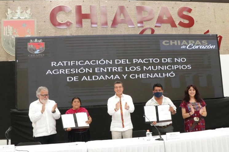 El convenio fue testificado por Alejandro Encinas y Rutilio Escandón. Foto La Jornada
