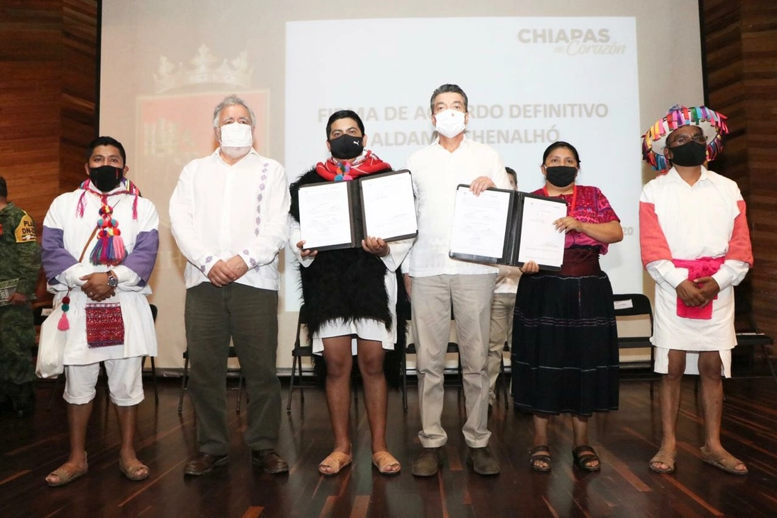 Alejandro Encinas, Subsecretario de Derechos Humanos de la SG y el gobernador, Rutilio Escandón atestiguaron la firma del convenio definitivo. Foto La Jornada
