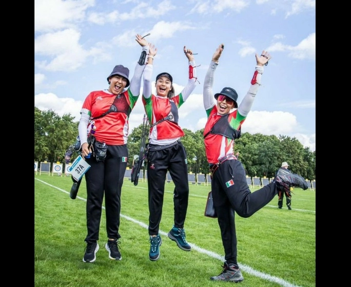 Alejandra Valencia, Aída Román y Ángela Ruiz consiguieron cuatro boletos para el país, tres en pruebas individuales y una por equipos, al avanzar a semifinales en el Campeonato Mundial de Tiro con Arco que se desarrolla en Berlín, el 2 de agosto de 2023. Foto tomada de Twitter @CONADE