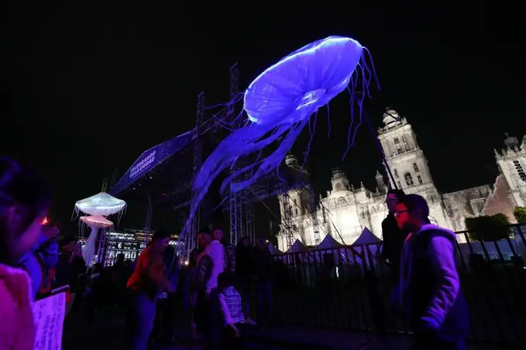 Uno de alebrijes expuestos esta noche en la plancha del Zócalo. Foto Yazmín Ortega 