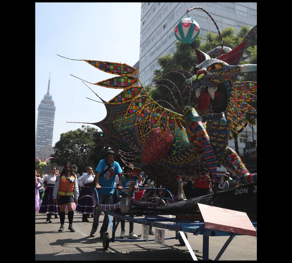 Más de 400 mil personas se dieron cita en el Centro Histórico de la Ciudad de México para ver el paso de las 160 formas y figuras de color fluorescente elaboradas por artesanos de la capital y varios estados del país, las cuales partieron del Zócalo al Ángel de la Independencia. Foto Yazmín Ortega Cortés