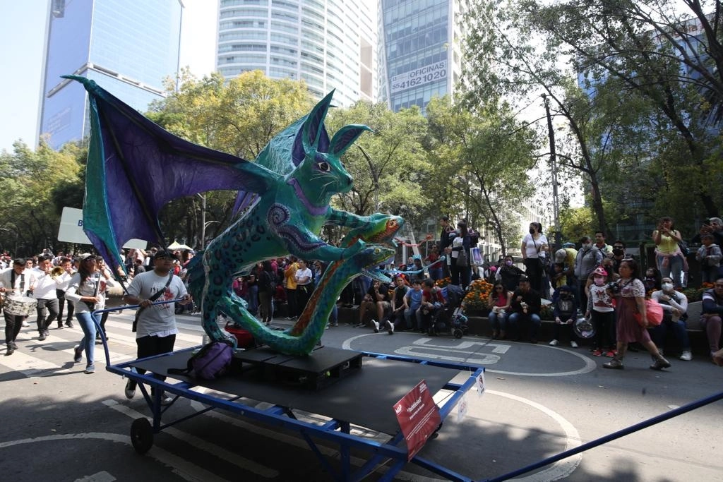 Provenientes de distintas entidades del país, 220 alebrijes monumentales desfilaron en la CDMX. Foto Yazmín Ortega
