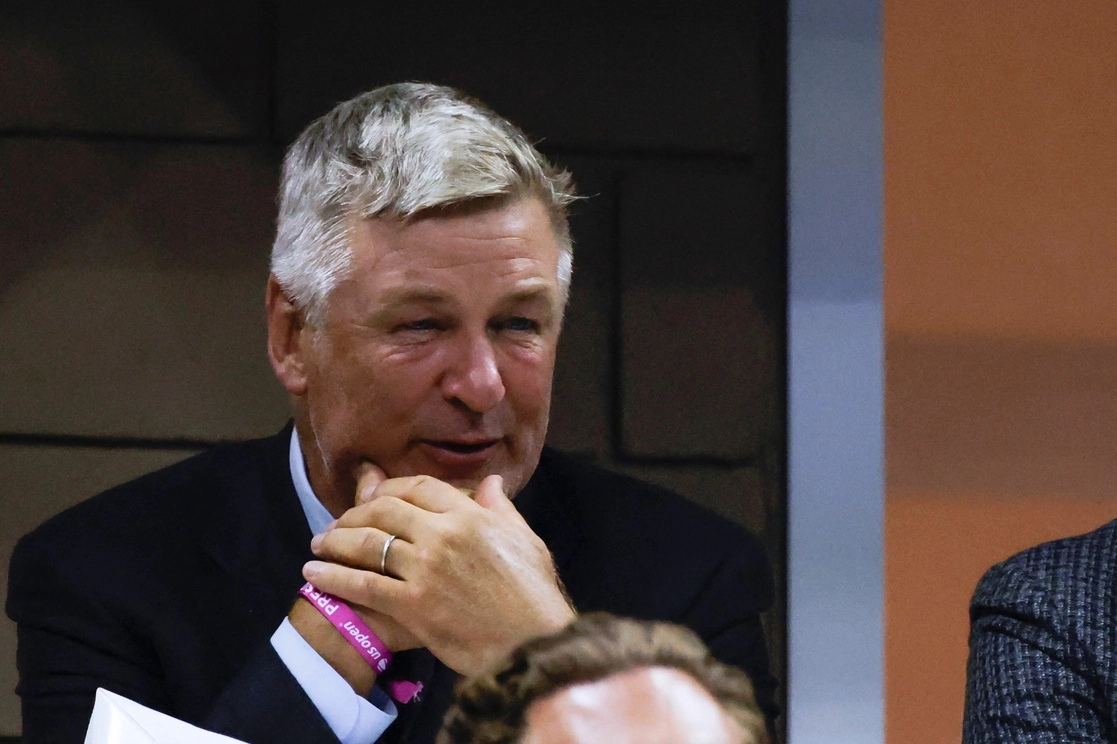 En octubre de 2021, Alec Baldwin disparó un arma que se suponía contenía balas de salva, pero cargada con munición real mató a la directora de fotografía, Halyna Hutchins. Foto Afp 