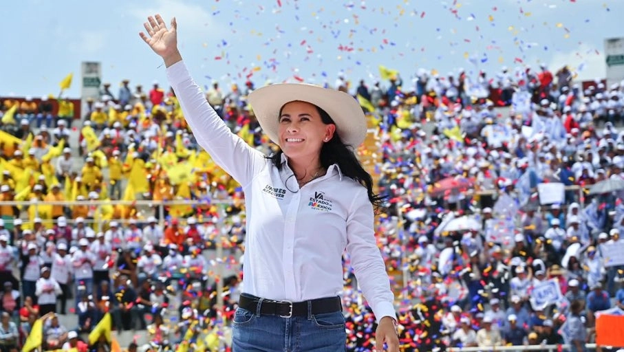 Alejandra del Moral en Tejupilco, Estado de México. Foto tomada de la cuenta de Twitter @AlejandraDMV