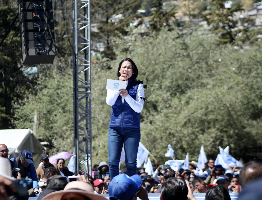 Ataviada con los colores del PAN, la priísta Alejandra del Moral tomo protesta como su candidata a la gubernatura de Edomex. Foto Javier Salinas Cesáreo