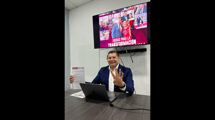 Alejandro Armenta formalizó su participación en el proceso interno de Morena para obtener la candidatura al gobierno de Puebla. Foto La Jornada