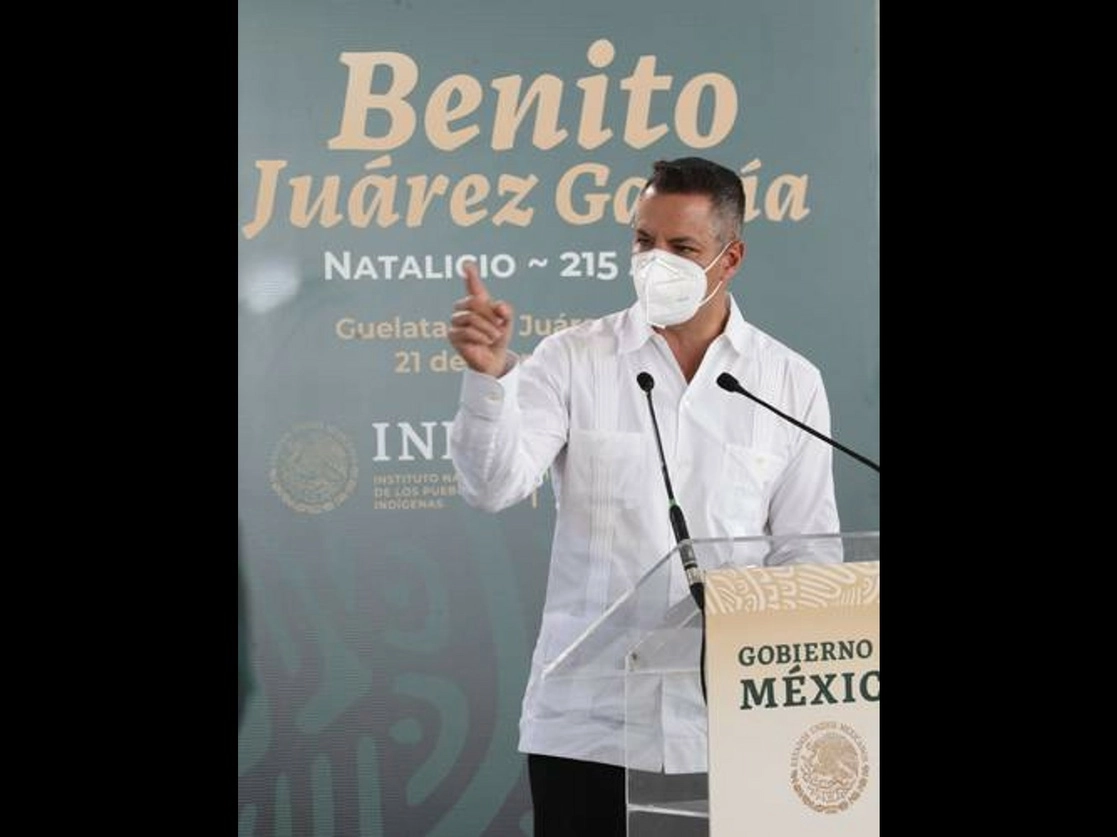 El gobernador Alejandro Murat Hinojosa, ayer durante su discurso en la ceremonia por el 215 aniversario del natalicio de Benito Juárez. Foto 'La Jornada'