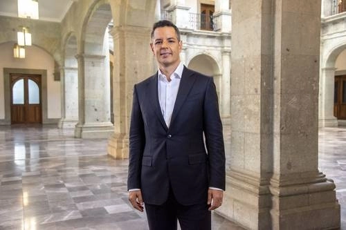  El gobernador de Oaxaca, Alejandro Murat, considera que la falta de autocrítica ha ocasionado un mal momento para el sistema de partidos. Foto La Jornada
