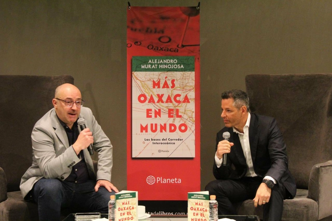 Alejandro Murat, presentó su libro ‘Más de Oaxaca en el Mundo, las bases del Corredor Interoceánico’ en la FIL Guadalajara. Foto tomada de la cuenta de Twitter @alejandromurat