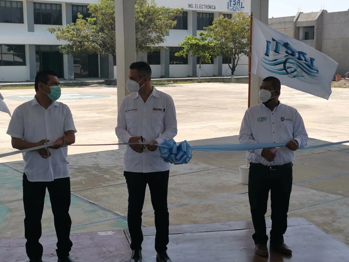 En Salina Cruz, Oaxaca, el gobernador Alejandro Murat inauguró la construcción Unidad Académica Tipo 2 en el Instituto Tecnológico. Foto Diana Manzo