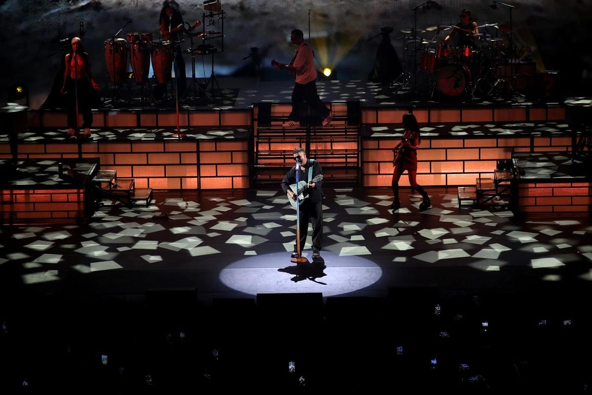 El cantante español Alejandro Sanz logró la comunión de 10 mil almas que interpretaron sus canciones la noche de este viernes en el Auditorio Nacional. Foto 