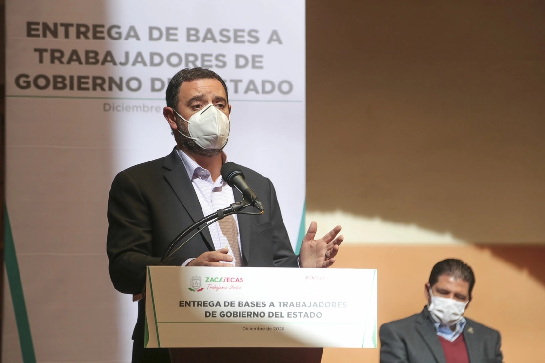 Tras informar que resultó positivo a la prueba de Covid-19, el gobernador de Zacatecas exhortó a seguir cuidándose. Foto tomada del Twitter de @ATelloC