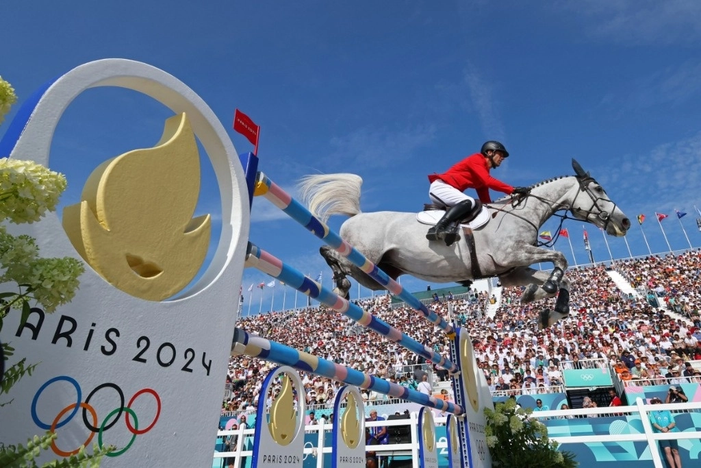 El alemán Christian Kukuk con el caballo Checker 47 compite en la final individual de salto ecuestre durante los Juegos Olímpicos de París 2024 en el Palacio de Versalles, en Versalles, en las afueras del oeste de París, el 6 de agosto de 2024. Foto Afp

