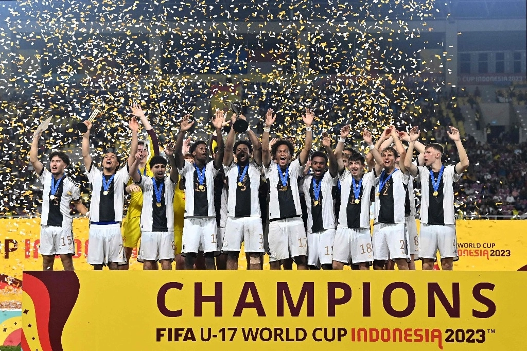 Alemania levantó el trofeo de campeón del Mundial de futbol sub 17 que se disputó en Indonesia. Foto Afp
