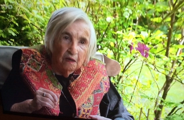 La superviviente del campo de concentración y exterminio nazi de Auschwitz, Esther Bejarano en transmisión televisiva.