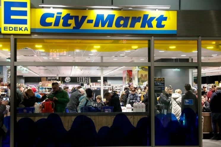 Una de las razones invocadas por las autoridades alemanas, además del control de la epidemia, es también evitar que los ciudadanos de los países fronterizos lleguen para realizar compras masivas en almacenes alemanes. Foto Ap