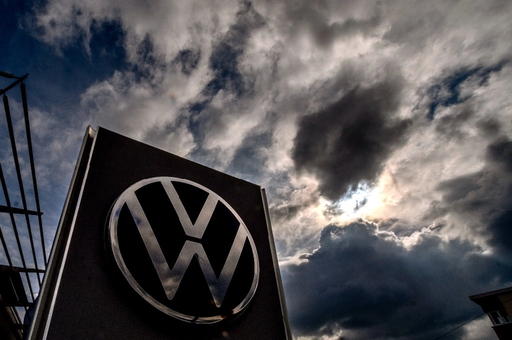 El logotipo de un concesionario de automóviles Volkswagen en Frankfurt, Alemania, el viernes 13 de septiembre de 2024. Foto Ap