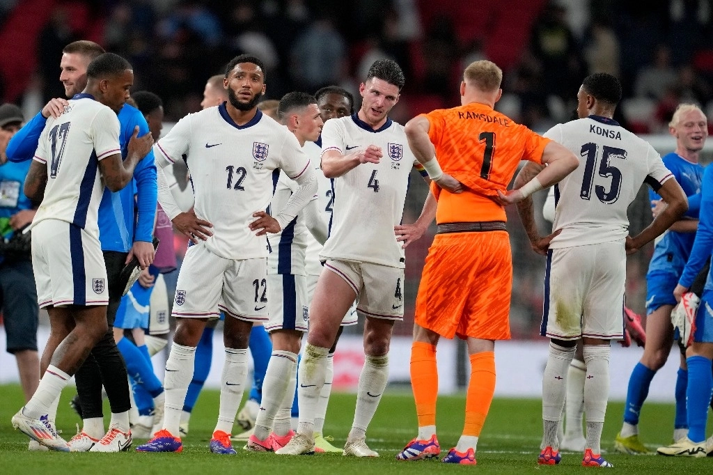 Los jugadores de Inglaterra reaccionan después de perder el partido amistoso internacional de fútbol entre Inglaterra e Islandia en el estadio de Wembley en Londres, el 7 de junio de 2024. Foto Ap