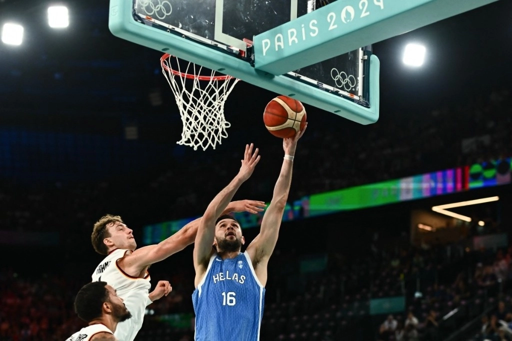 Kostas Papanikolaou, número 16 de Grecia, alcanza el balón en el partido de cuartos de final de baloncesto masculino entre Alemania y Grecia durante los Juegos Olímpicos de París 2024 en el Bercy Arena de París el 6 de agosto de 2024. Foto Afp