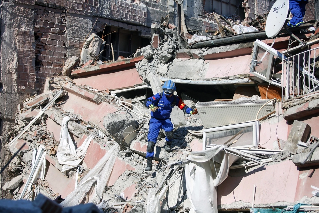 Operación de rescate a víctimas del sismo en Malatya, Turquía. Foto Xinhua