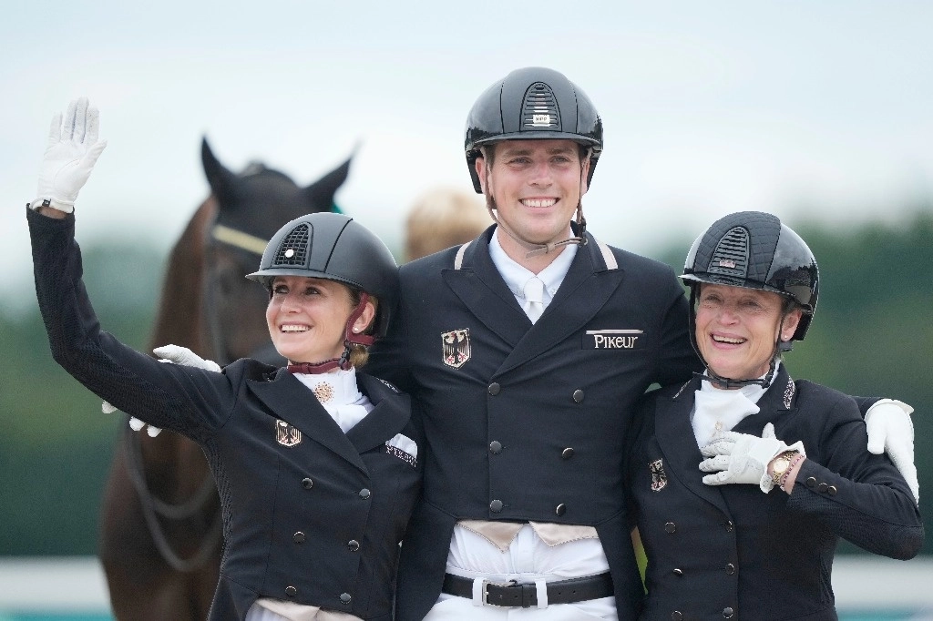 El equipo alemán ganador de la medalla de oro en doma clásica de la hípica está conformado por Frederic Wandres, Isabell Werth y Jessica von Bredow-Werndl. Foto Ap 